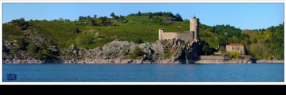 Château de Grangent, sur le barrage du même nom.