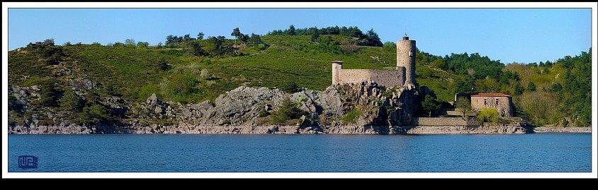 1/3 . Château de Grangent, sur le barrage du même nom.
