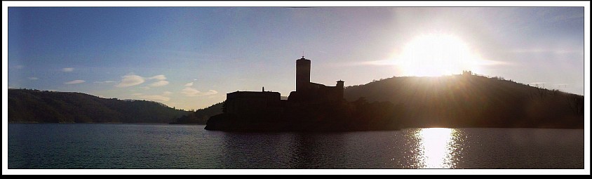 1/5 . Châteaux de Grangent, et Essalois sous le feu du Soleil - Loire