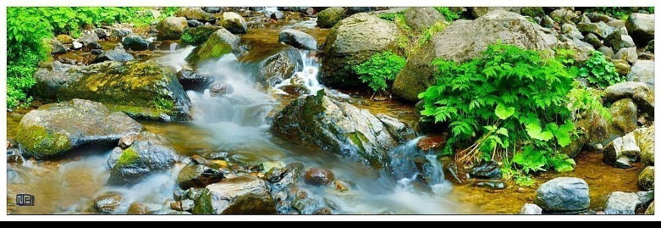 3/6 . Rivière en Puy de Dôme. Filtre gris neutre, pose de 6 secondes/image.